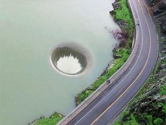 美国加州伯耶萨湖现“黑洞” 宛如巨型漏斗(图