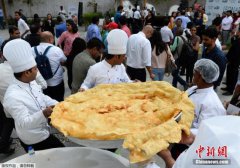 <b>印度民众制作巨无霸油饼 欲挑战印度记录</b>