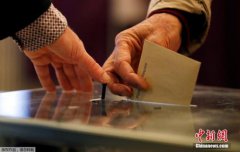 法国大选:有选民投包装纸和钞票 还有人献唇印